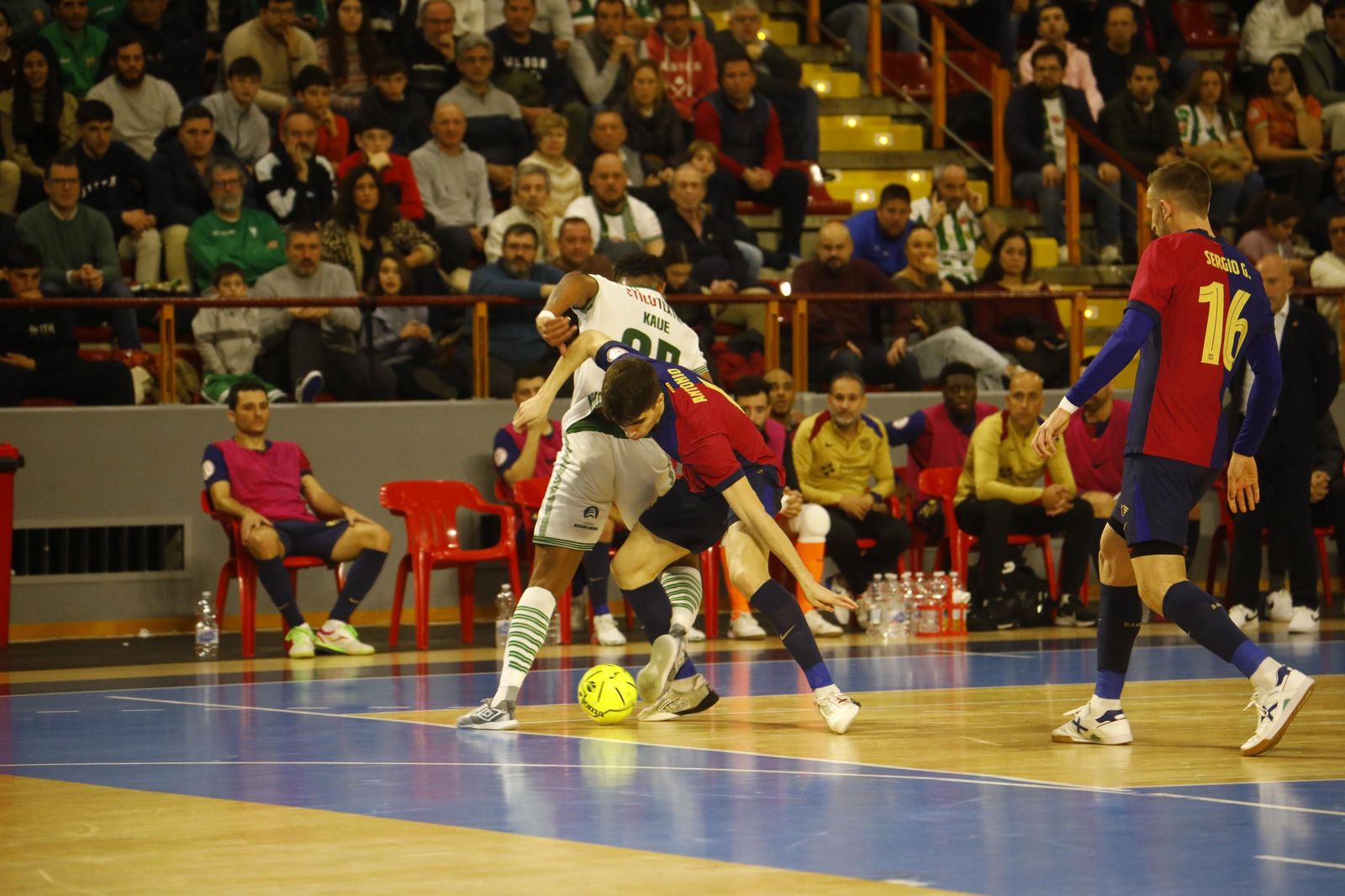 Las mejores fotos del ambiente en Vista Alegre para el Córdoba Futsal - Barça