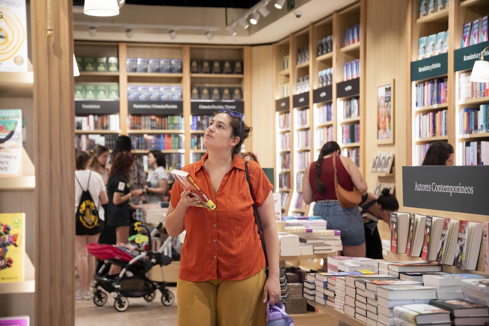 Las imágenes de la apertura de la Casa del Libro en el Centro Comercial Torrecárdenas de Almería