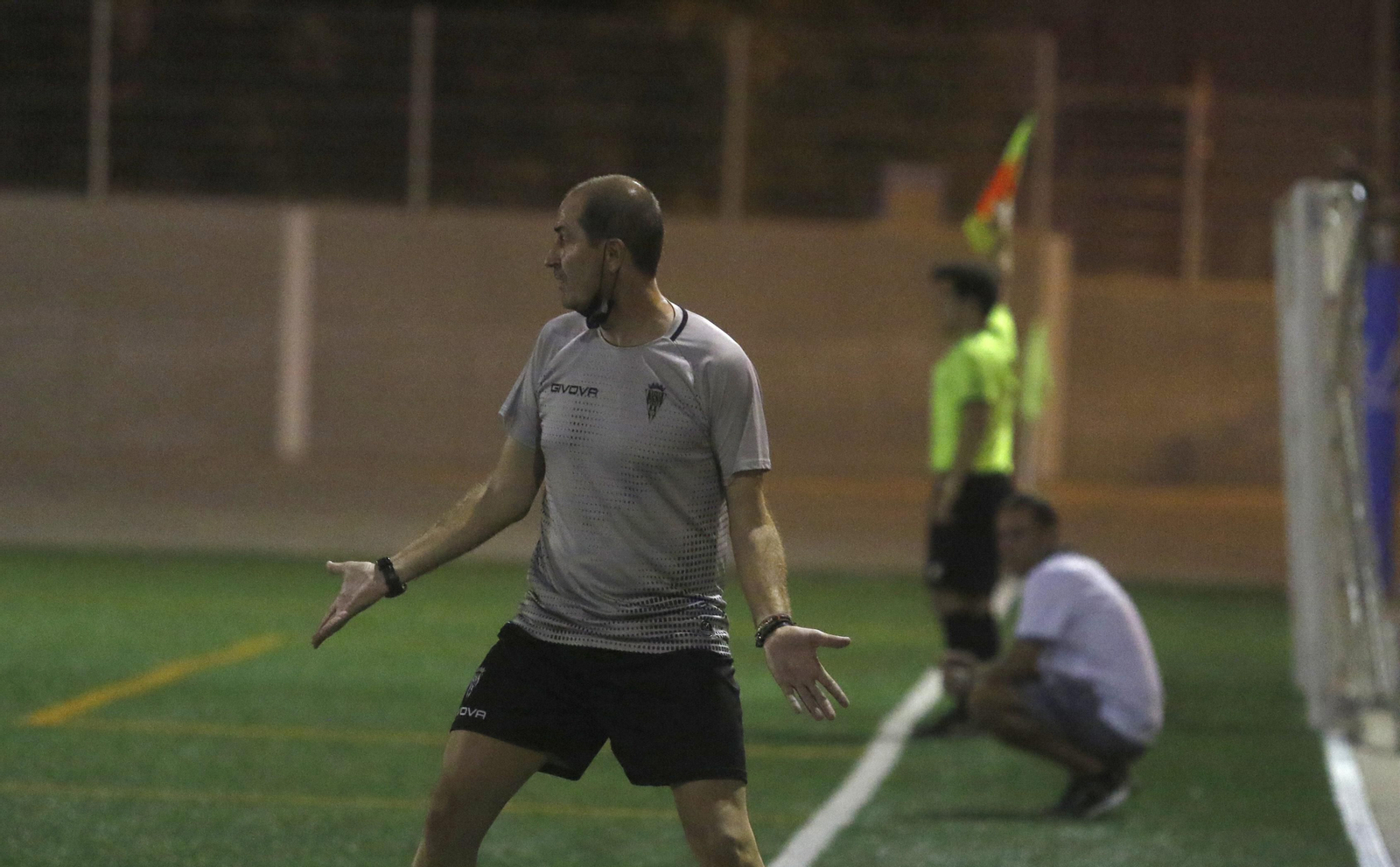 Diego Caro da órdenes durante un partido del filial.
