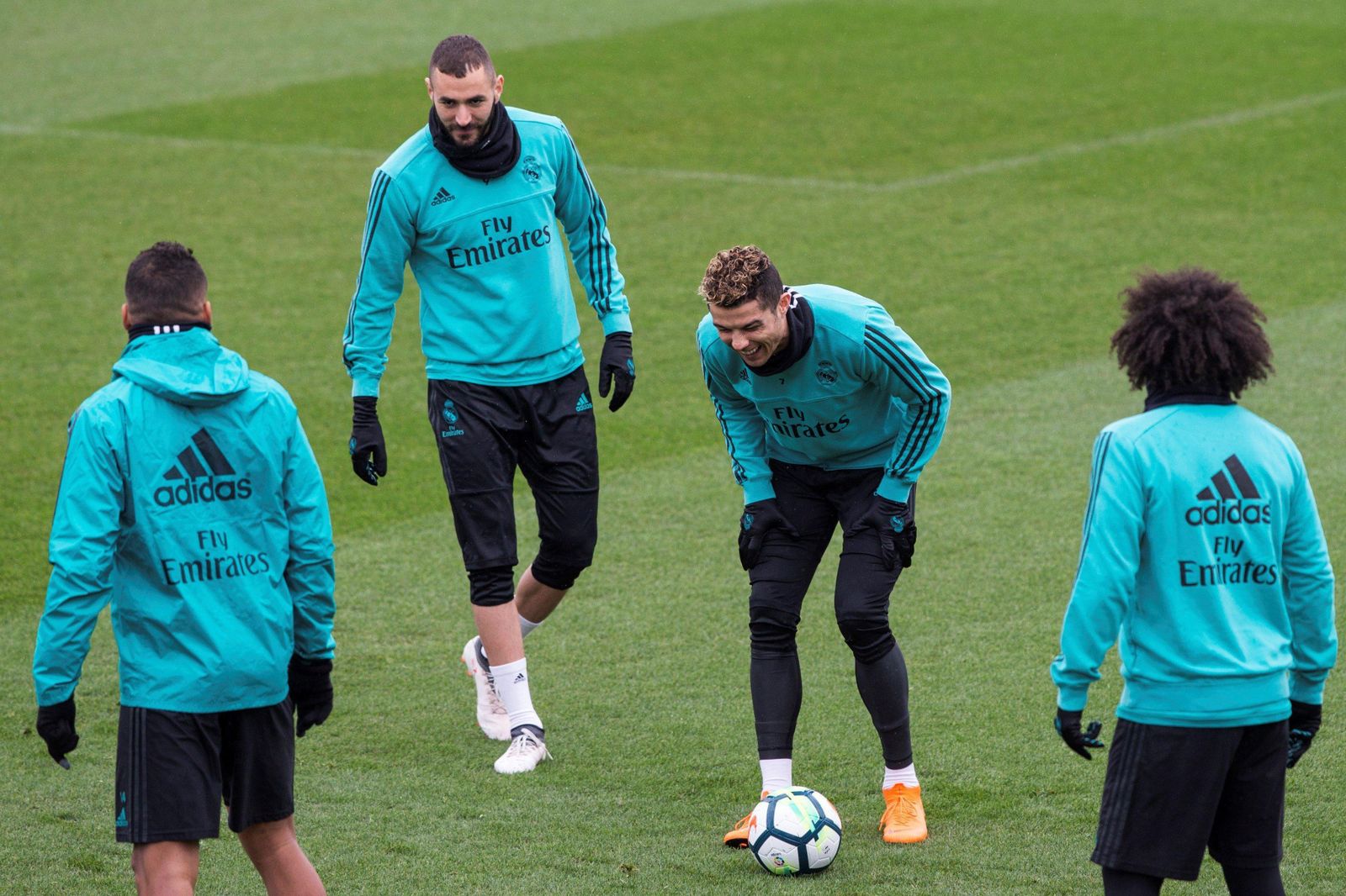 Cristiano Ronaldo se ríe junto a Benzema.