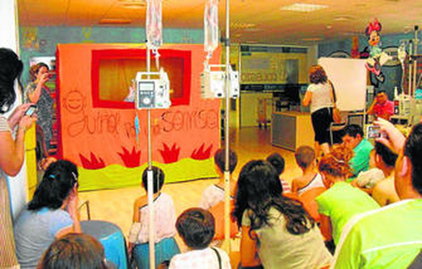 Los niños observan la obra de teatro.