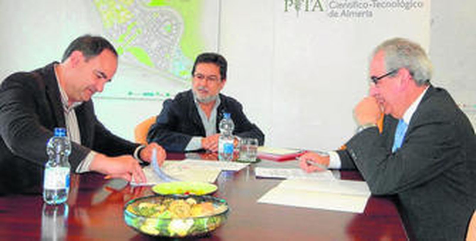 El director general del PITA y el gerente de la UTE firmaron ayer el contrato.