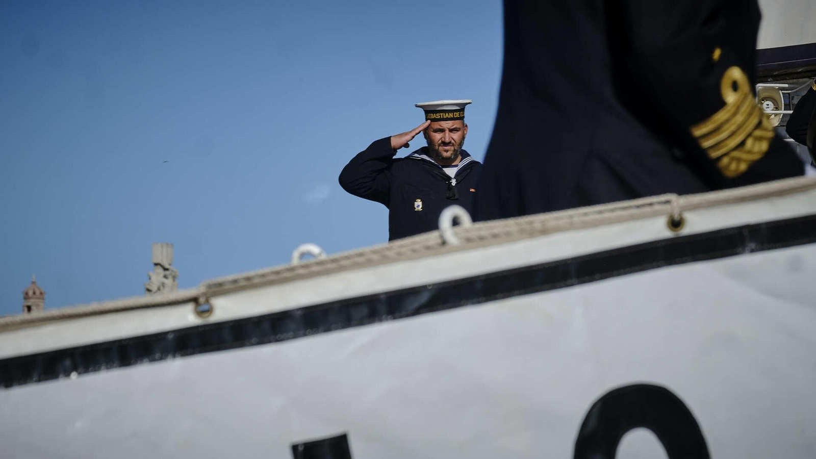 El buque escuela 'Juan Sebastián de Elcano' inicia su crucero de instrucción desde el muelle de Cádiz.
