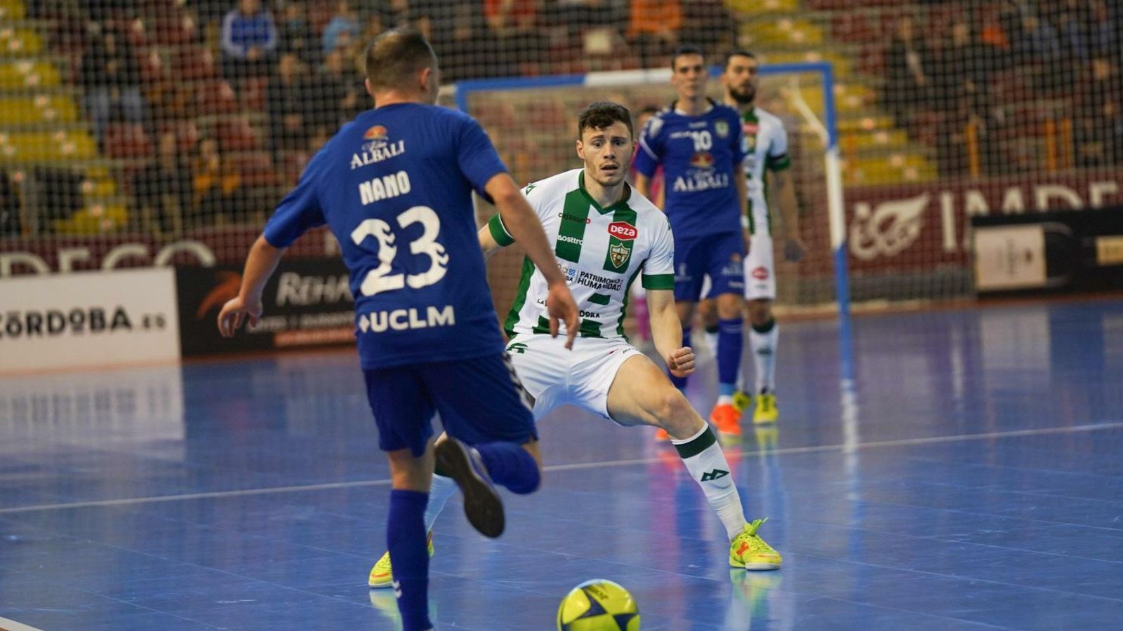 Cristian Cárdenas aguanta la posición a Nano, del Valdepeñas. Cristian Cárdenas aguanta la posición a Nano, del Valdepeñas.
