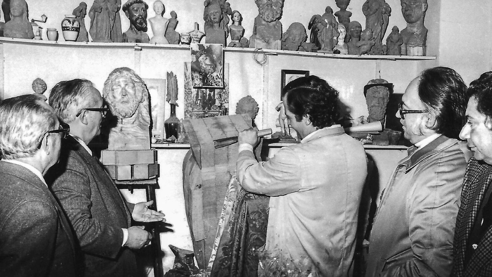 La fotografía al completo del momento del primer golpe de gubia.