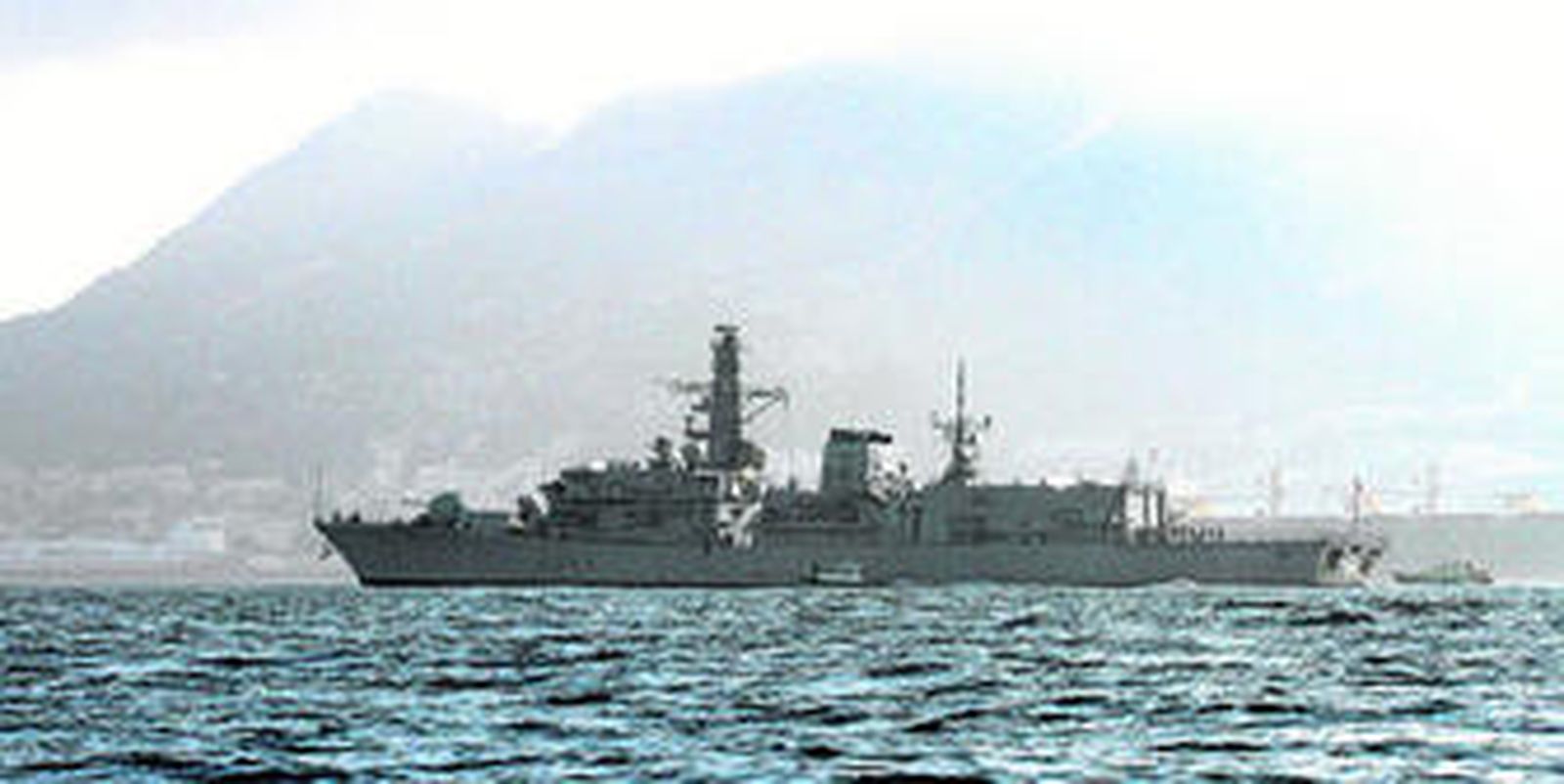La fragata 'HMS Westminster', a su llegada ayer al Peñón con la Roca al fondo.