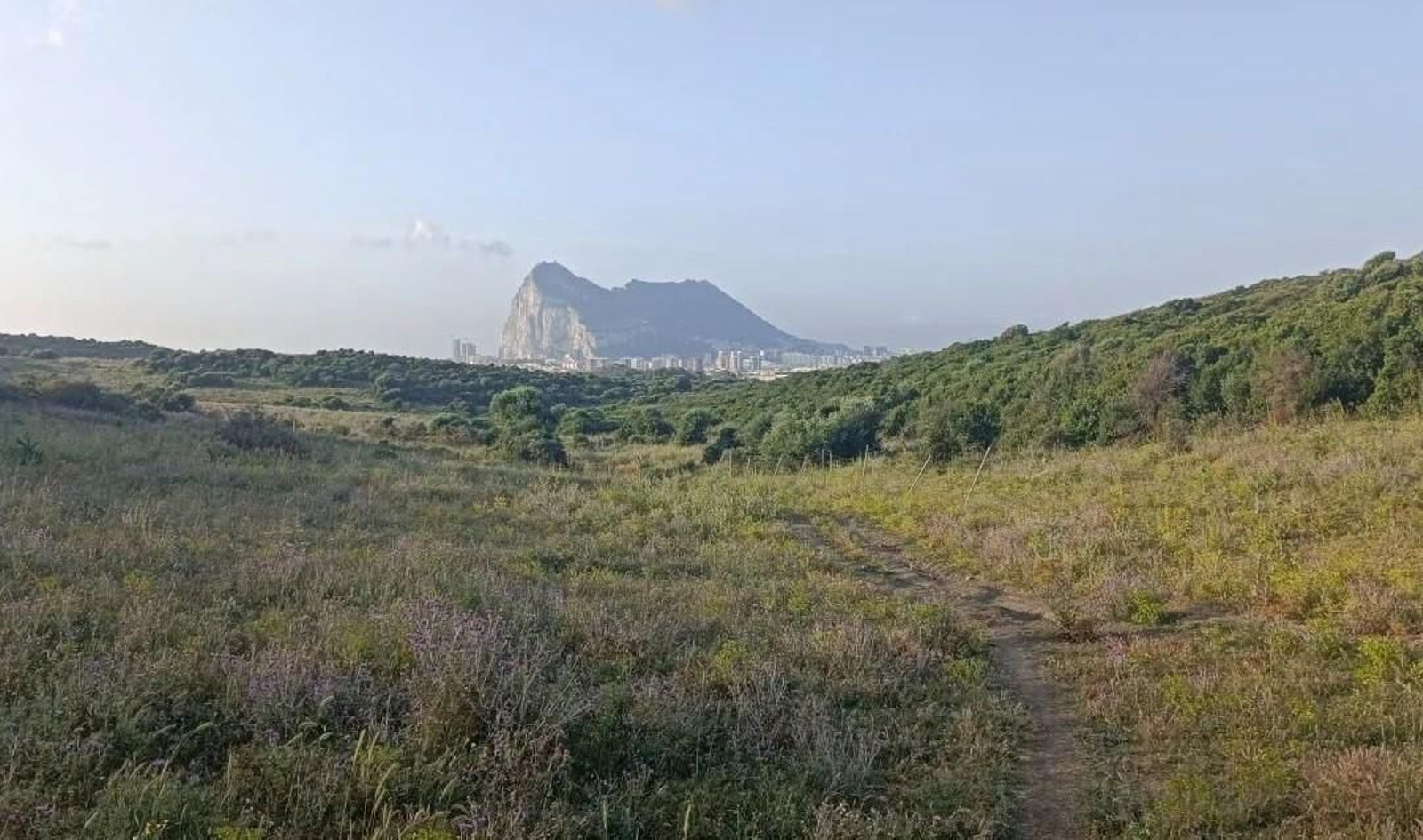 El Peñón de Gibraltar visto desde el camino, a las afueras de La Línea