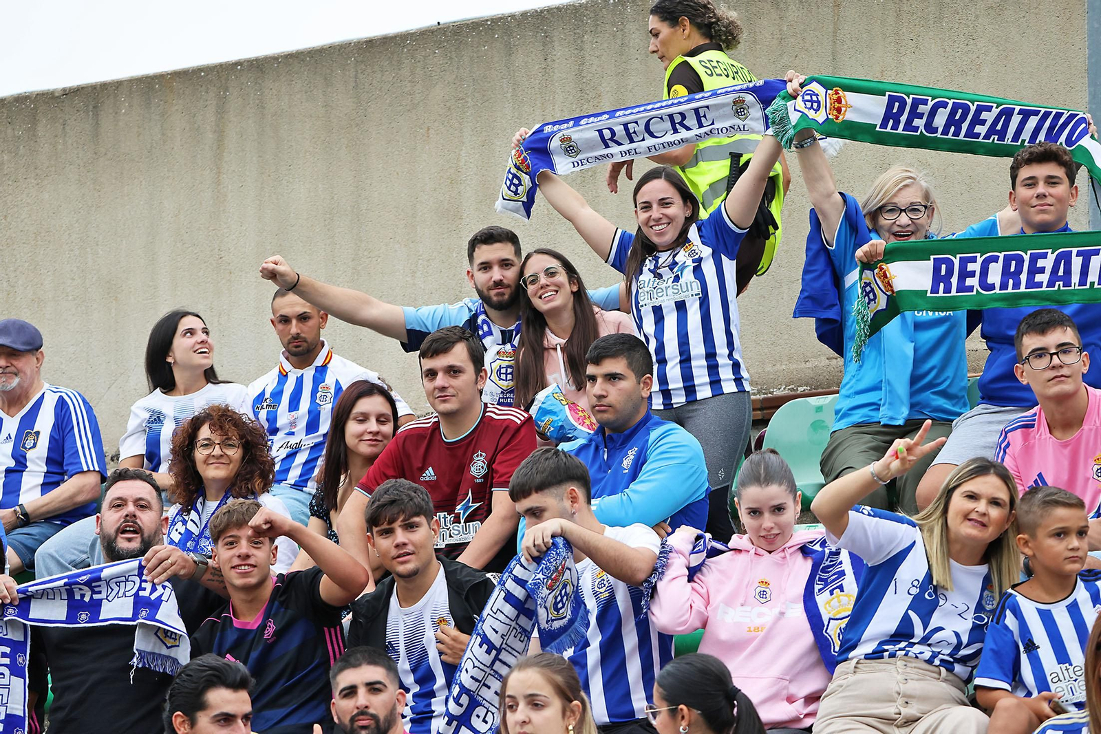 Búscate en las gradas del Betis Deportivo-Recreativo de Huelva