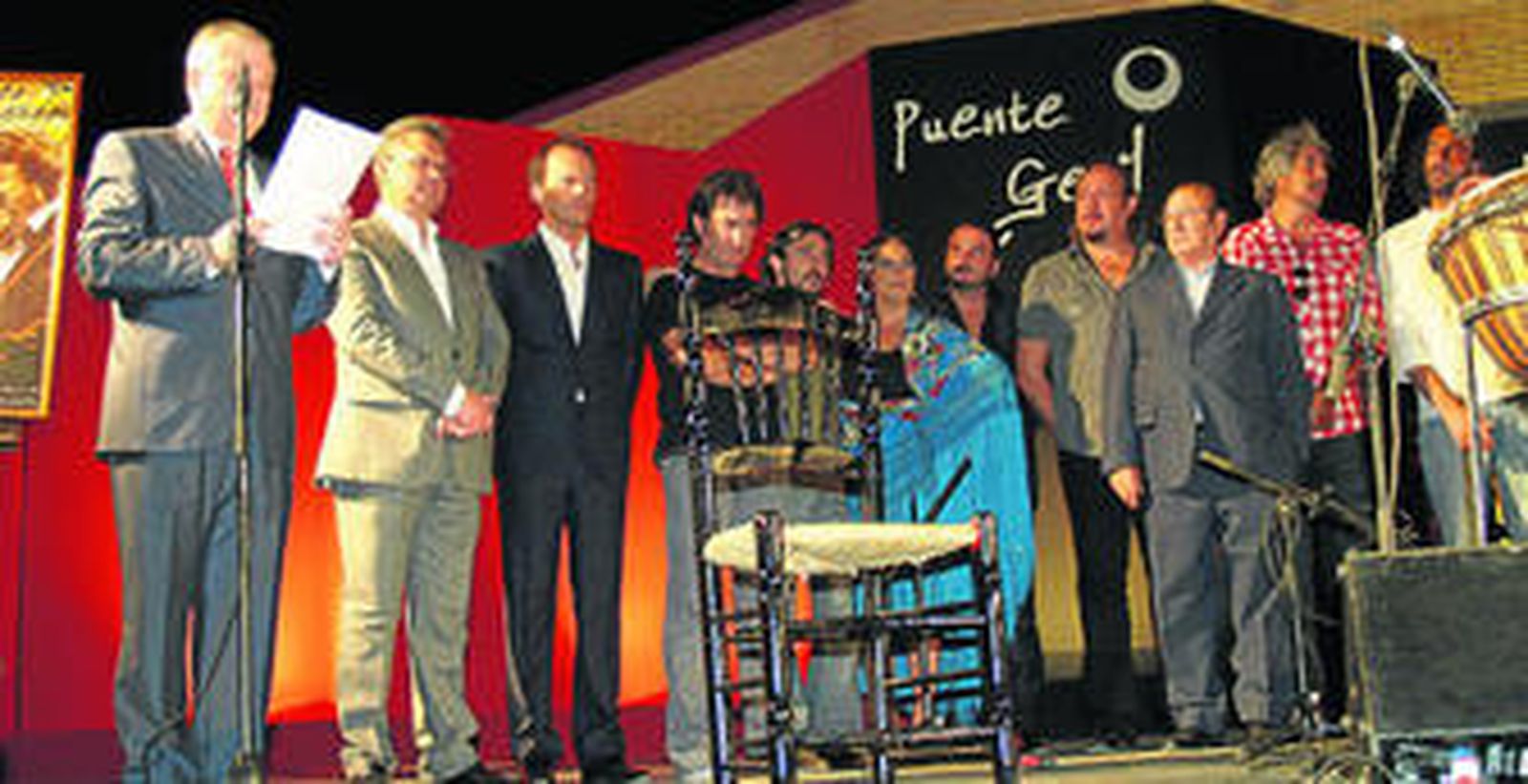 Autoridades y participantes en el Festival de Cante Grande de Puente Genil, en el homenaje a Morente.