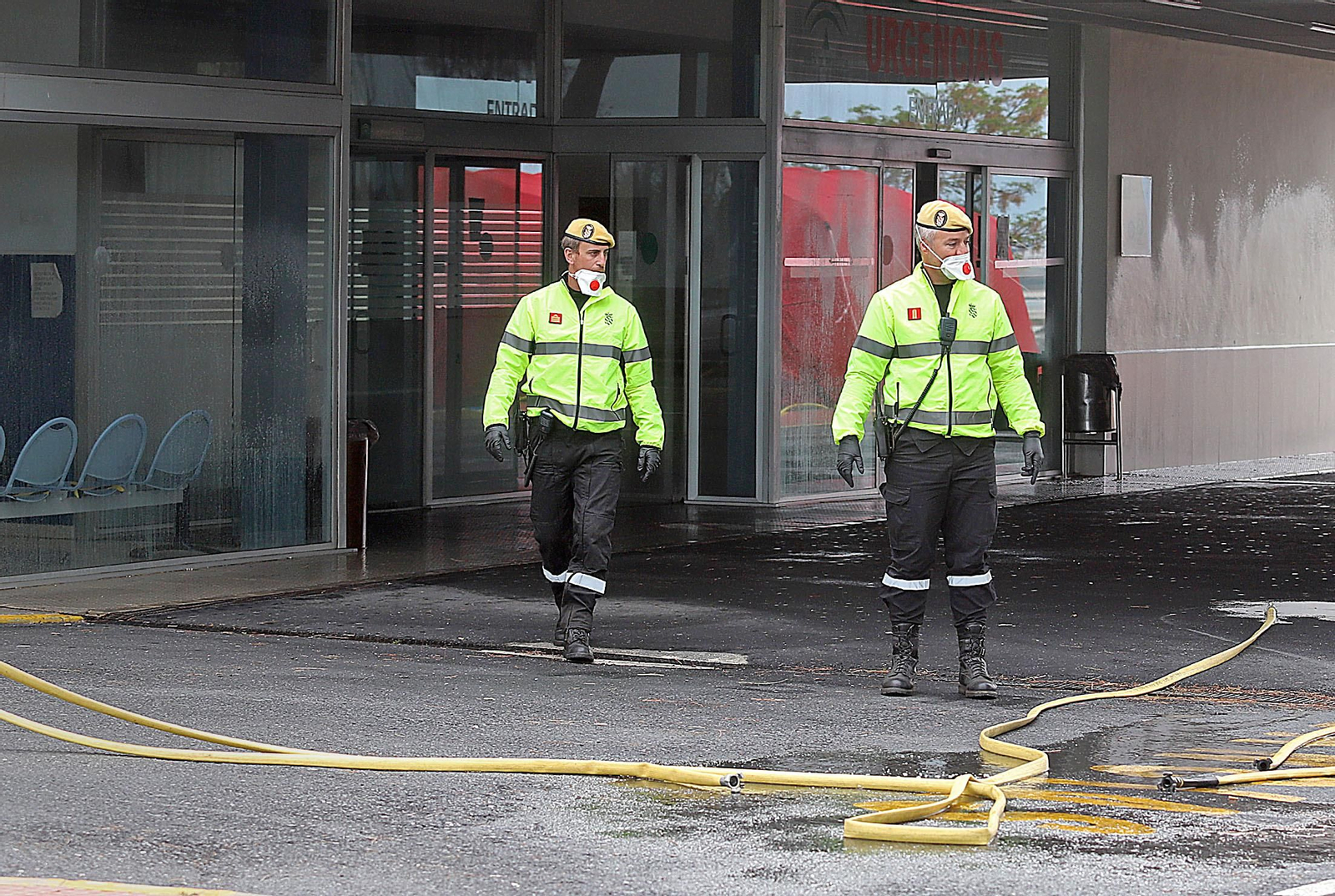 Imágenes de la UME realizando trabajos de limpieza y desinfección en el Hospital Infanta Elena de Huelva