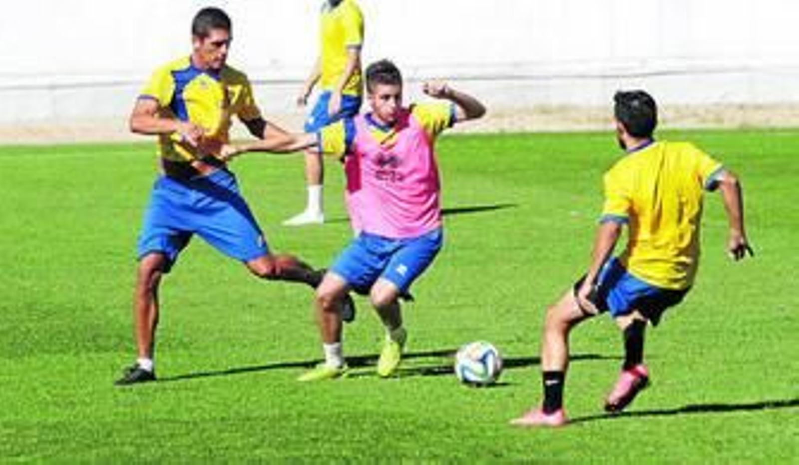 El canterano José Mari (c), en un entrenamiento con el Cádiz.