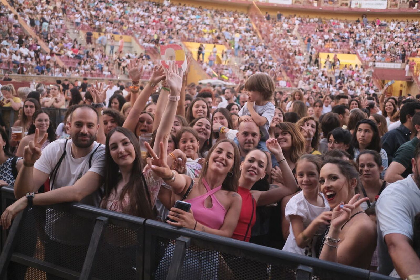 Jóvenes en un concierto en la plaza de toros de Córdoba.
