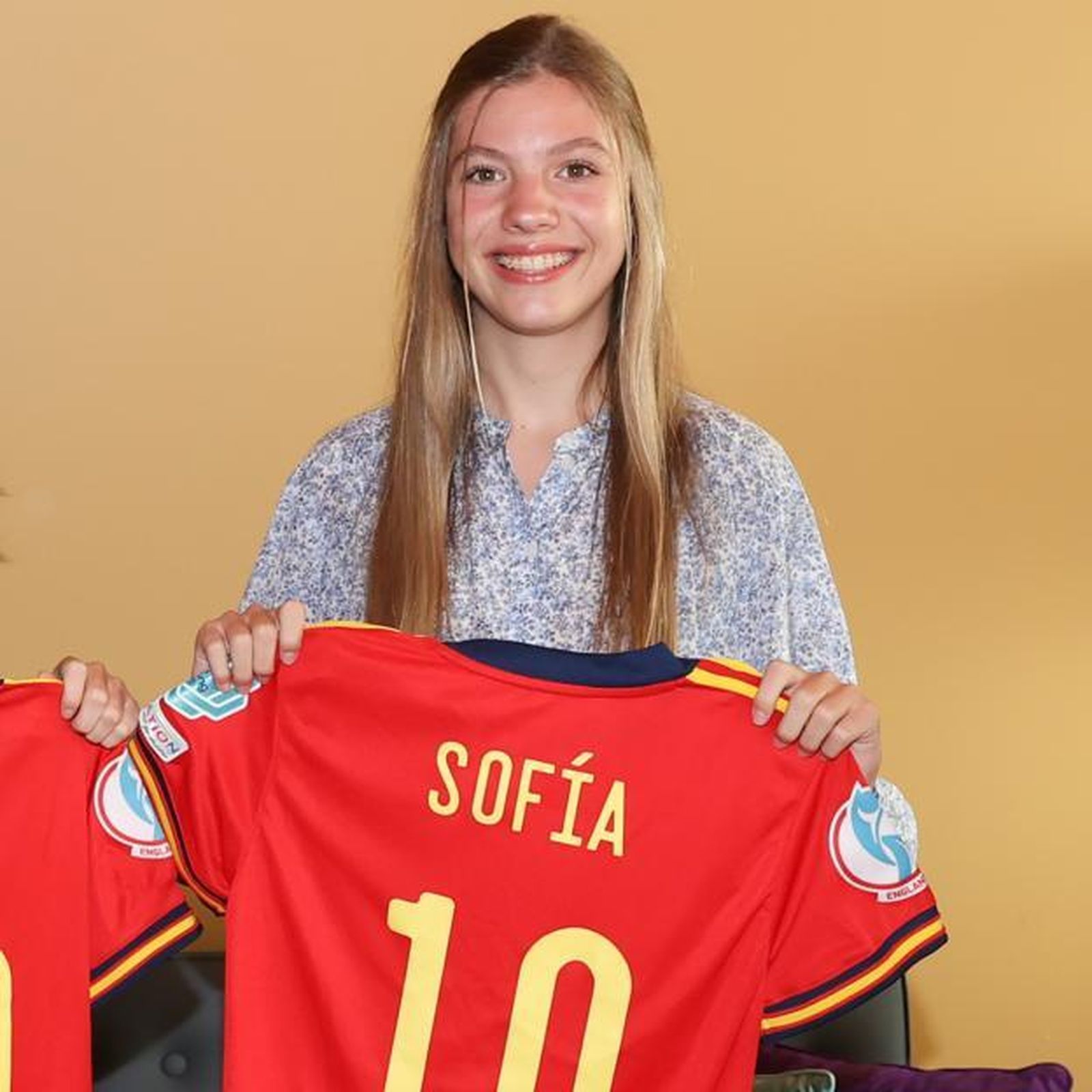 La infanta Sofía posa sonriente con la elástica de la selección española de fútbol.