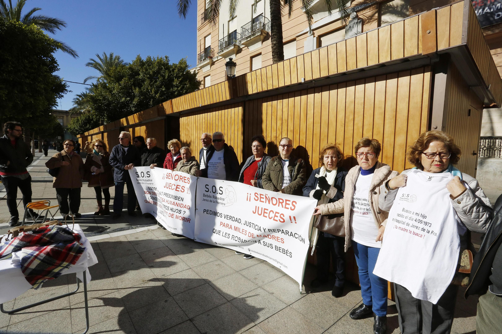Protesta de la asociación, ayer, en la plaza del Arenal.