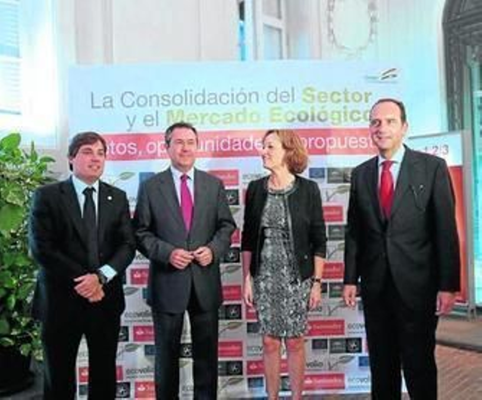 Álvaro Barrera, presidente de Ecovalia; Juan Espadas, alcalde de Sevilla; Carmen Ortiz, consejera de Agricultura, Pesca y Desarrollo Rural; y Alberto Delgado, director territorial Banco Santander en Andalucía.