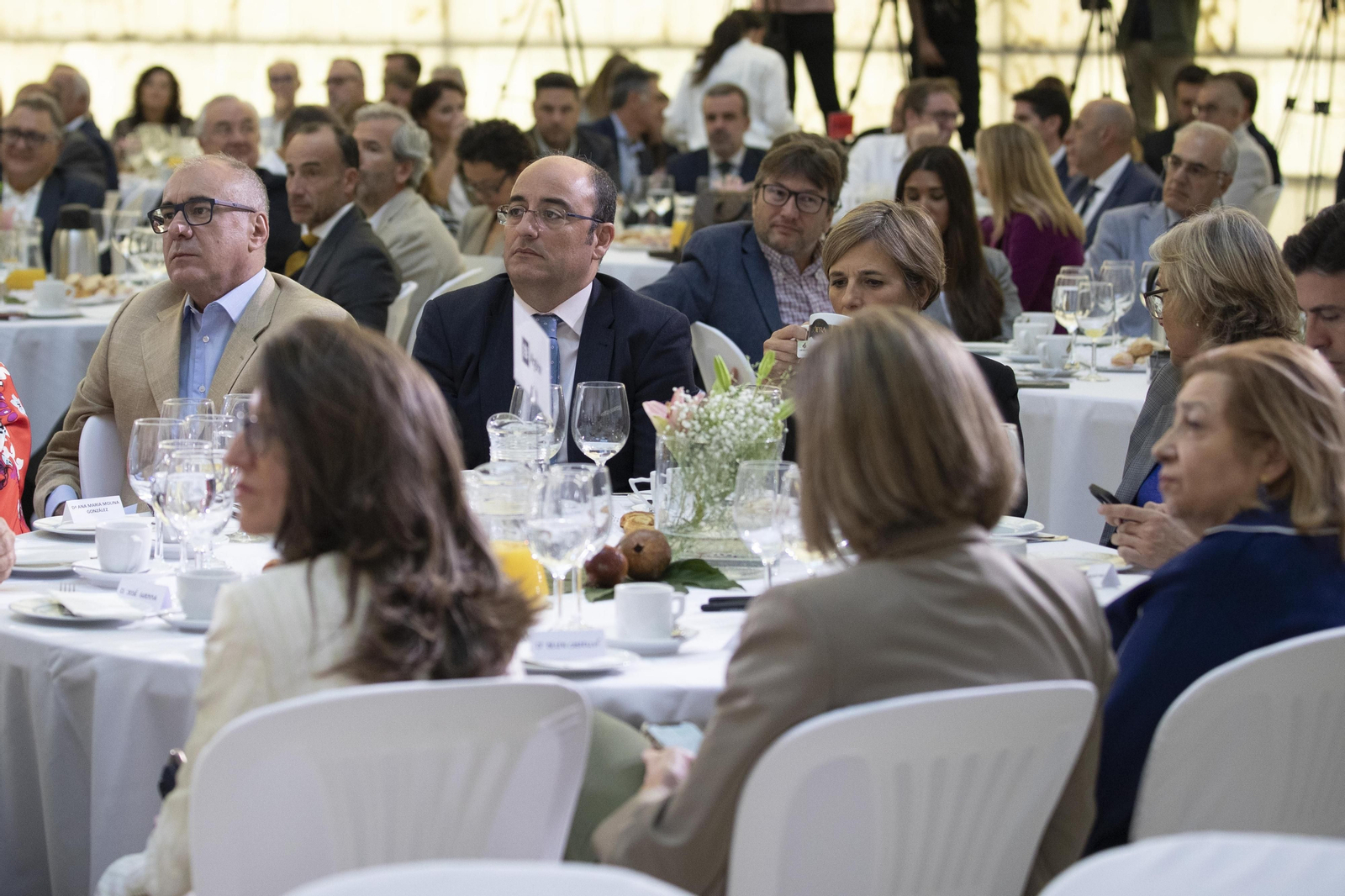 Las imágenes del desayuno de la CEDE en Granada con Gonzalo Gortázar