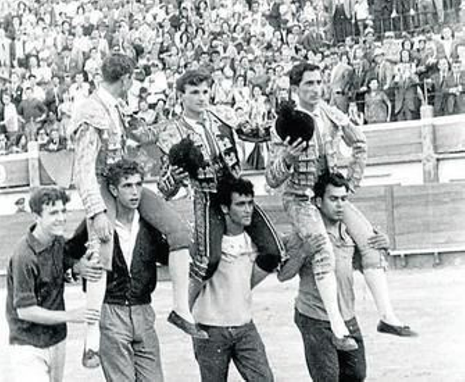Manolo Aibar, Jiménez Márquez y El Trueno, a hombros en la plaza de Cádiz