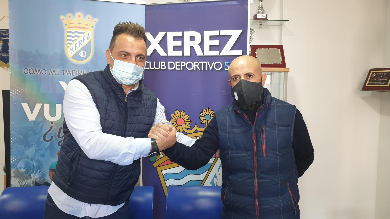 Juan Luis Gil, recuperándose del Covid-19, acudió a la sede del Xerez CD para felicitar a Poveda por el triunfo en el derbi.