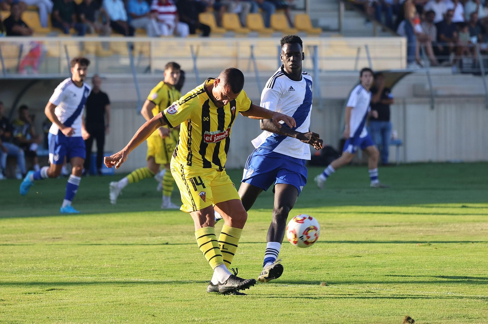 Jesús Rueda despeja un balón encimado por Cheikh.