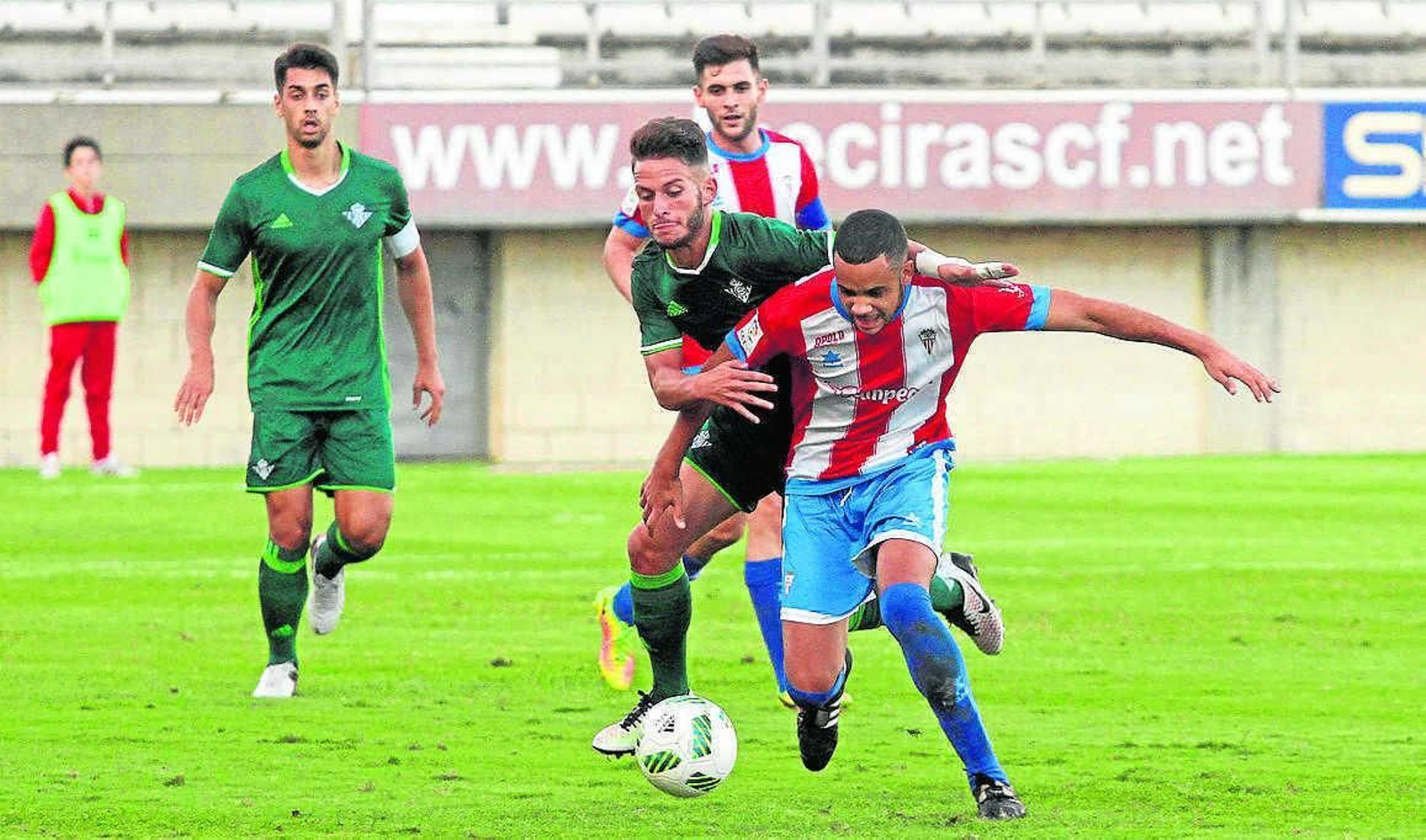 Un momento del duelo entre el Algeciras y el campeón Betis B en el Nuevo Mirador.