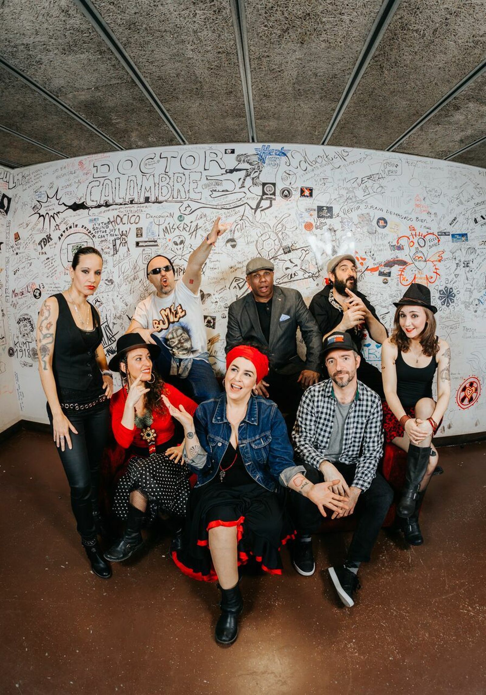 Amparanoia junto a sus músicos