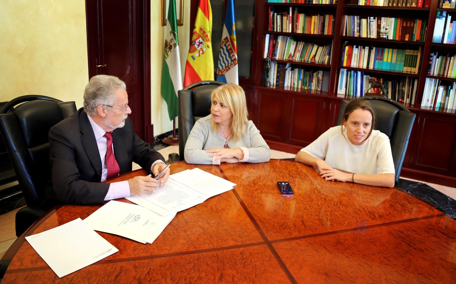 El Defensor del Pueblo Andaluz, reunido con Mamen Sánchez y Laura Álvarez en 2015.