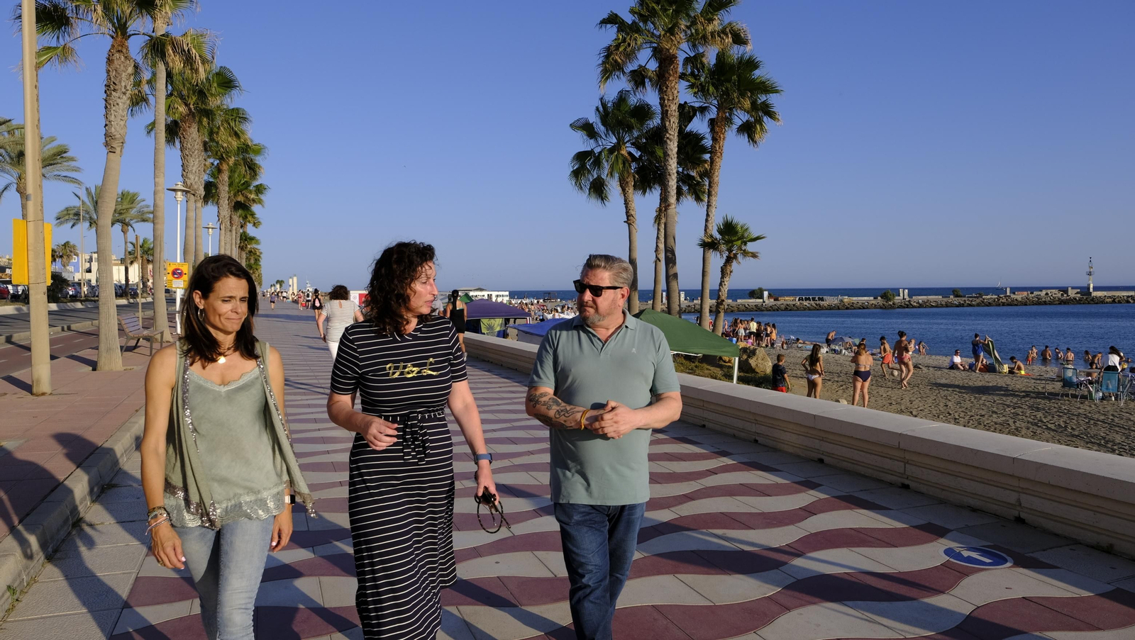 Imágenes de las hogueras de la Noche de San Juan en Almería capital