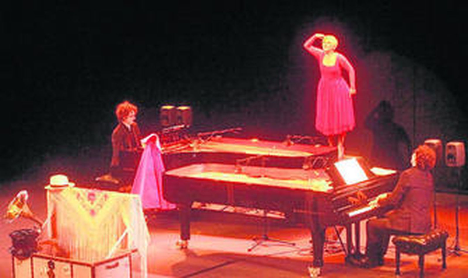 Pasión Vega junto a los hermanos Víctor y Luis del Valle durante su nuevo espectáculo el sábado en el Teatro Auditorio de Roquetas de Mar.