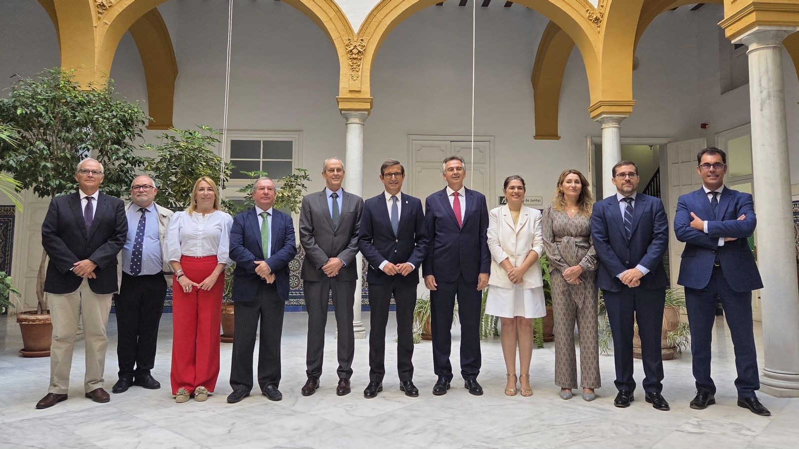 Eduardo Villalba, secretario general de la APBA; Rafael Romero, gerente de AIQBE; Inmaculada Olivero, delegada de Industria en Cádiz; Antonio Moreno, presidente de honor de la AGI; Juan del Olmo, presidente de AIQBE; Jorge Paradela, consejero de Industria; Pedro Marín, presidente de Inerco; Lucía Núñez, delegada de Industria de Huelva; Pilar Cañete, secretaria de la AGI; José Javier Alonso, secretario general de Industria y Minas, y Javier Hidalgo, director de desarrollo de negocio de Inerco