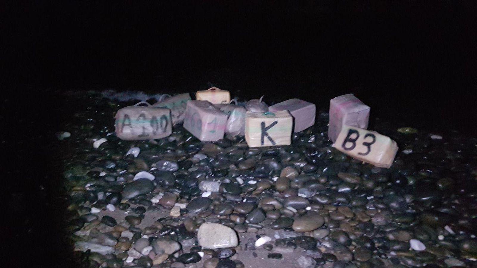 Fardos de hachís encontrados en una playa de Estepona