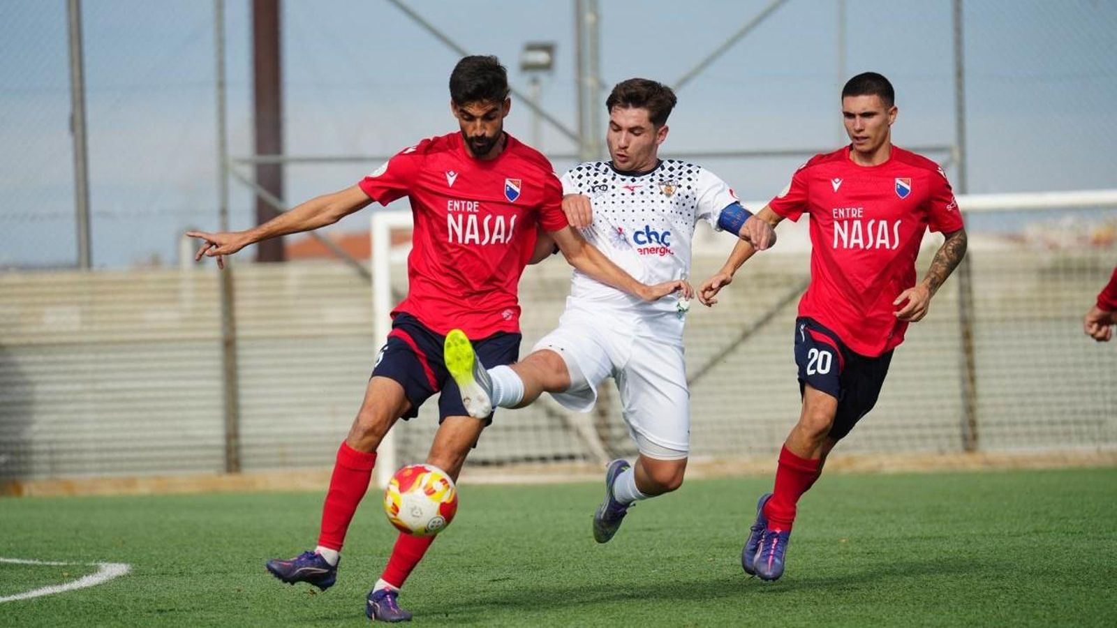 David García (Pozoblanco) intentar cortar el avance de un jugador del Dos Hermanas.