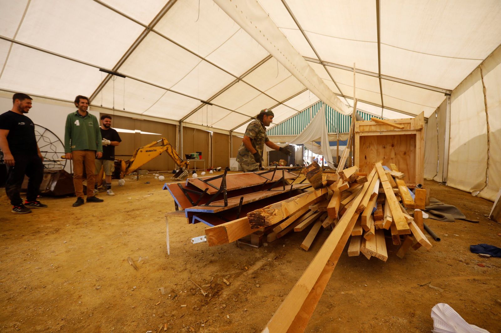 El desmontaje de las casetas y atracciones de la Feria de Córdoba, en imágenes