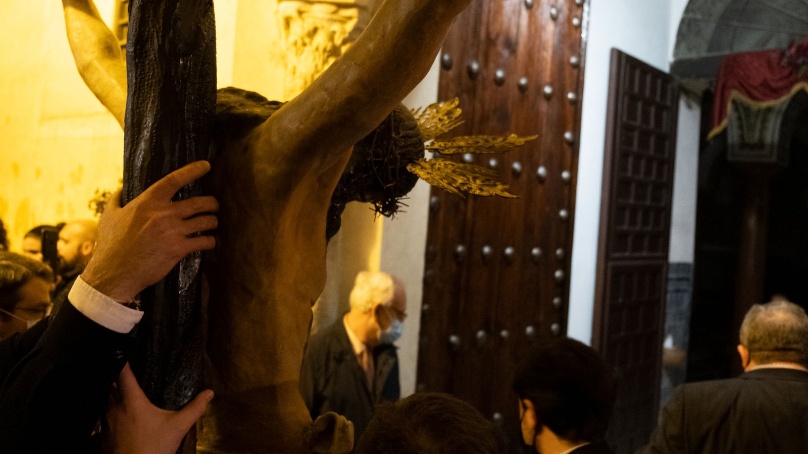 El vía crucis con el Cristo del Mandato, en imágenes