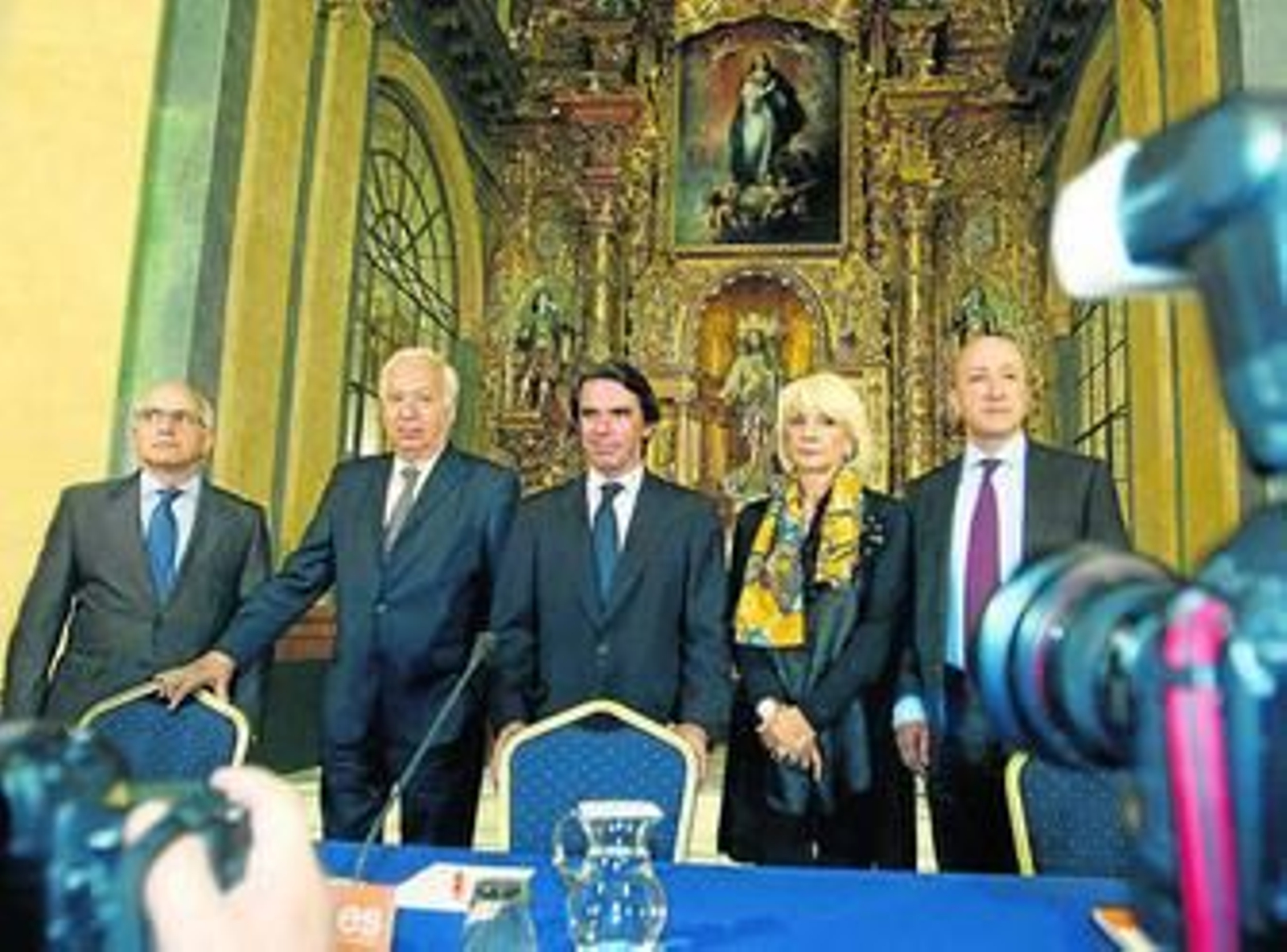 Aznar, junto a Teófila Martínez, García-Margallo, Zarzalejos y Miguel Ángel Cortés.