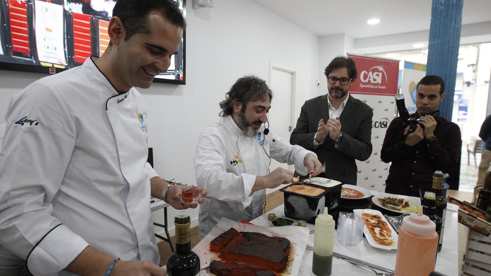 El alcalde cocinó con el chef Tony García.