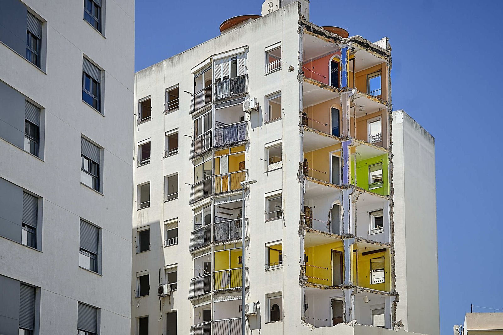 Imagen del lateral de uno de los bloques ya derribado.