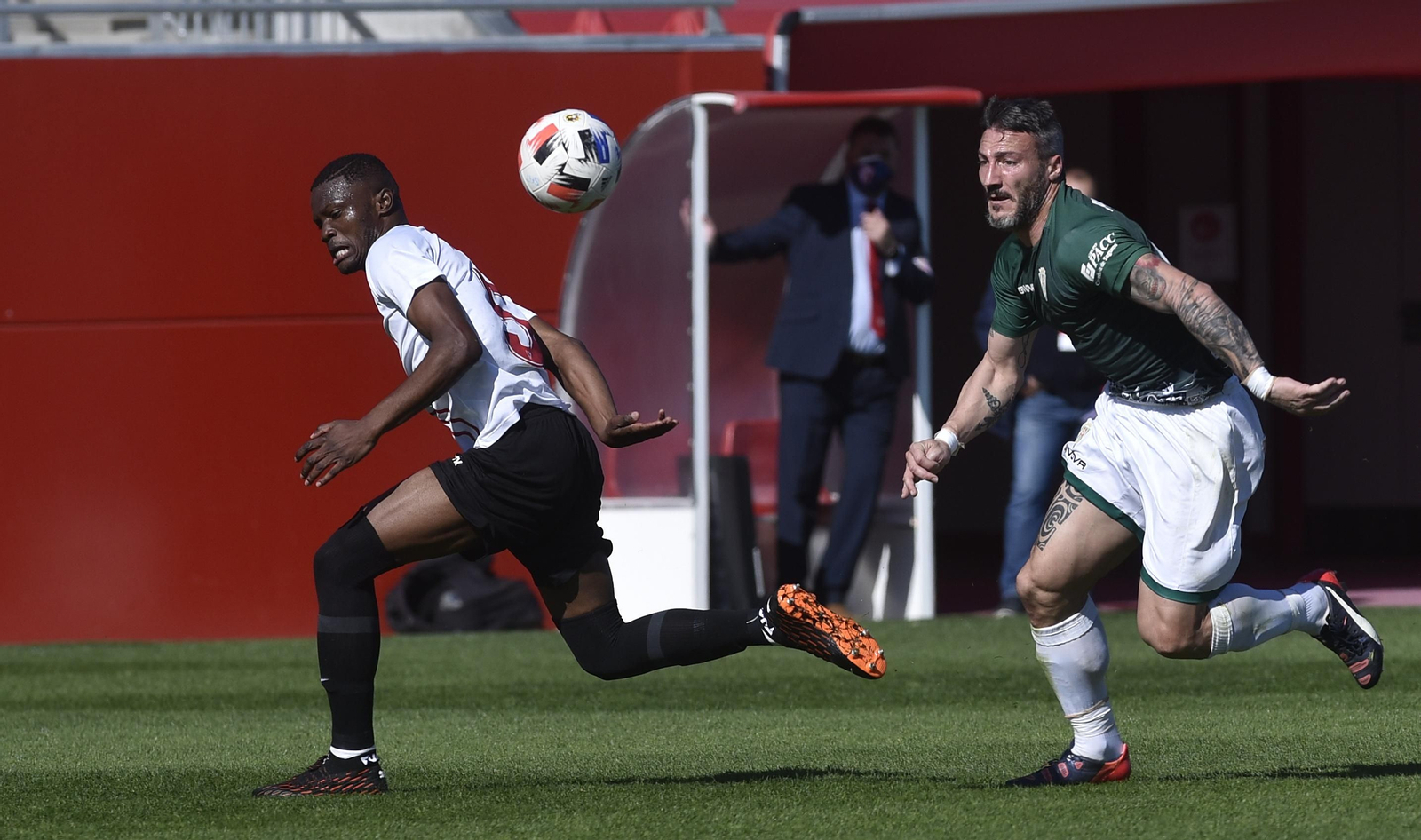 Piovaccari sortea a Kibamba en el partido del pasado domingo ante el Sevilla Atlético.