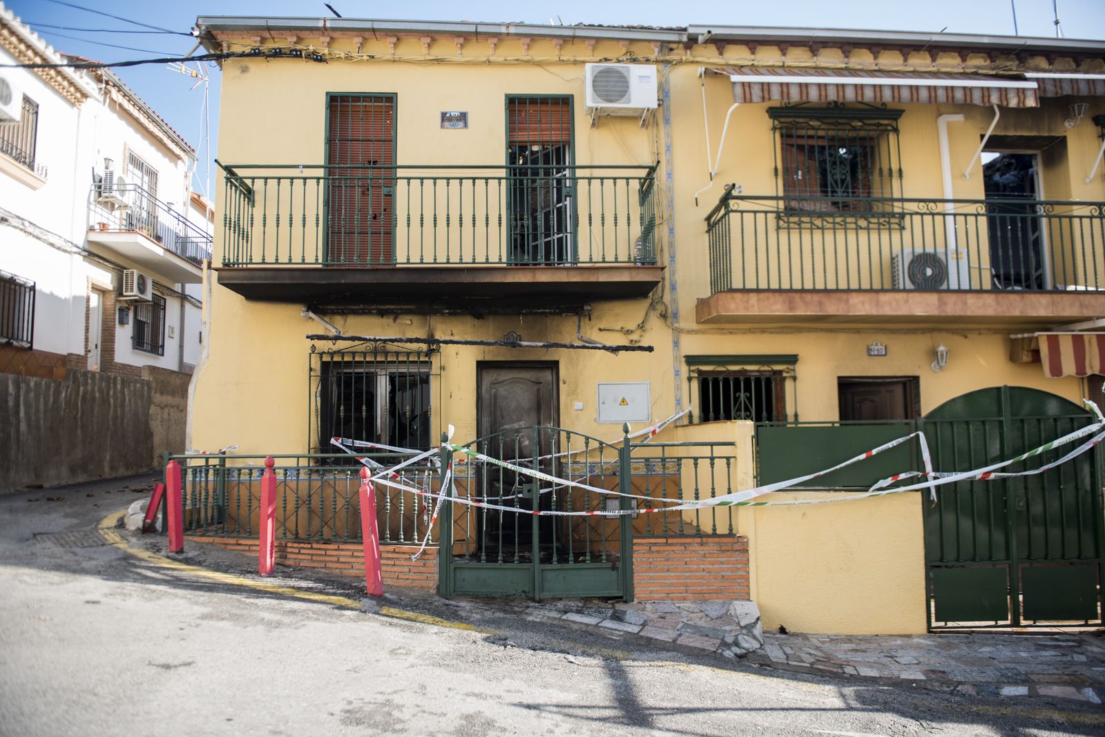 Imágenes de un fin de semana de tiros, muerte e incendios en Pinos Puente (Granada)