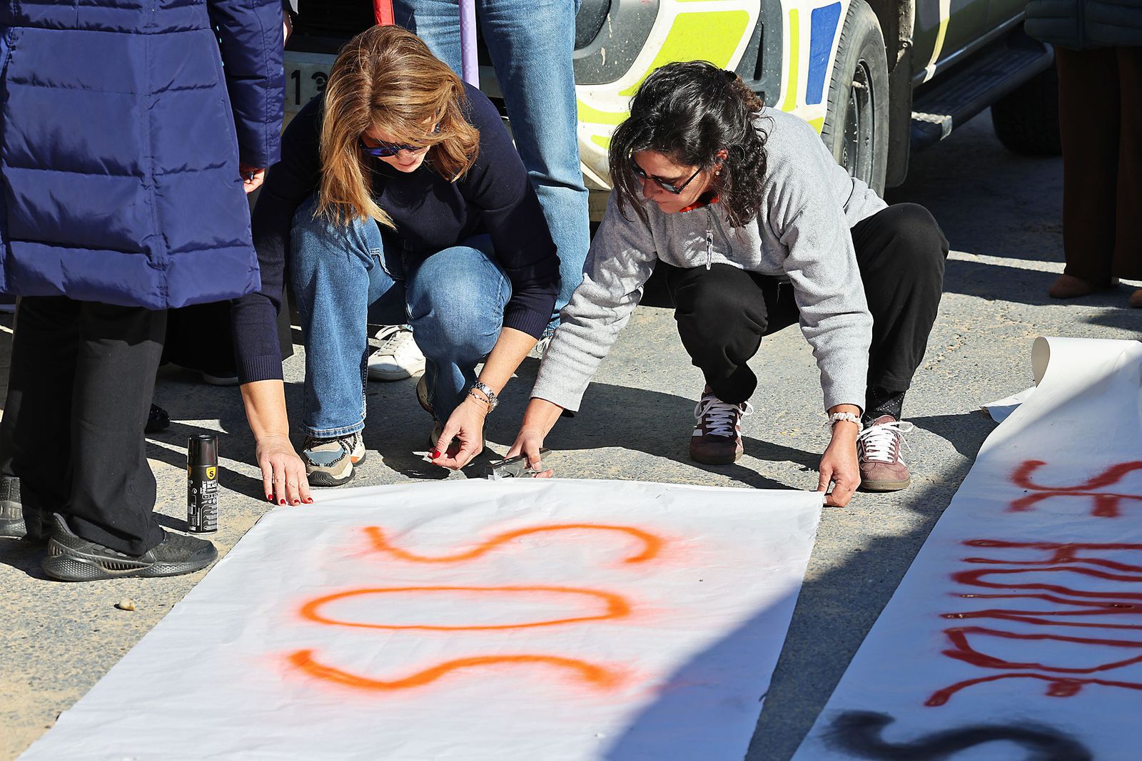 Fotografías de la concentración de los vecinos de Matalascañas tras los destrozos del paseo marítimo