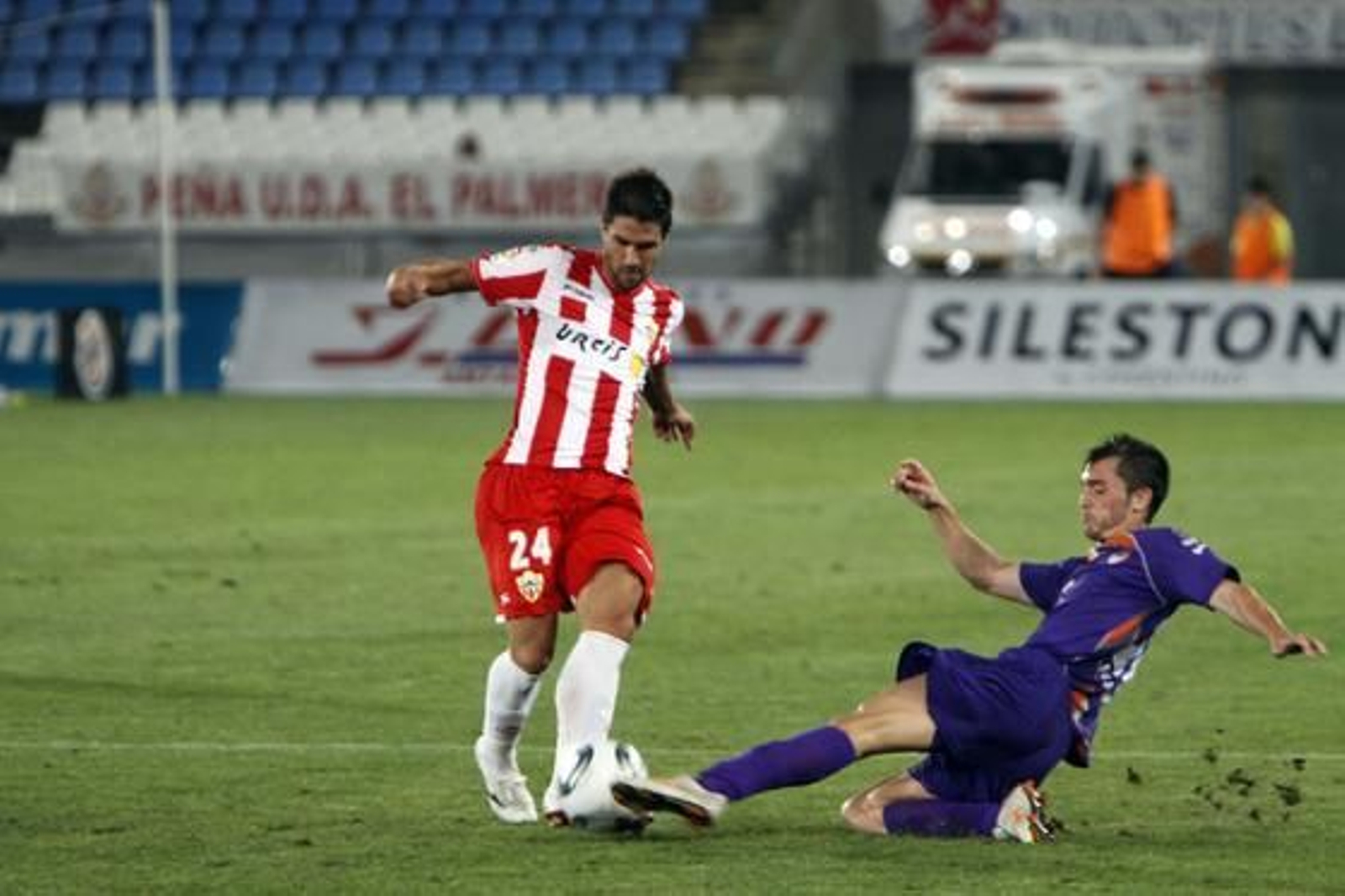 El UD Almería pasa de ronda en la Copa del Rey en un partido aburridísimo.

Foto: Ricardo García
