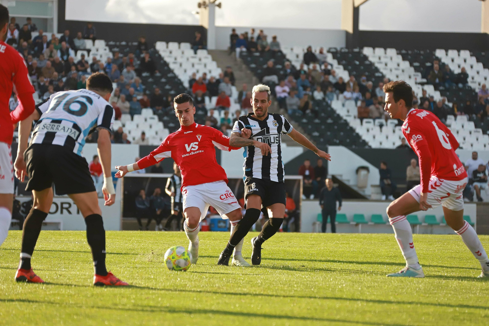 Manu Molina, autor del gol de la Balona, forcejea con un rival