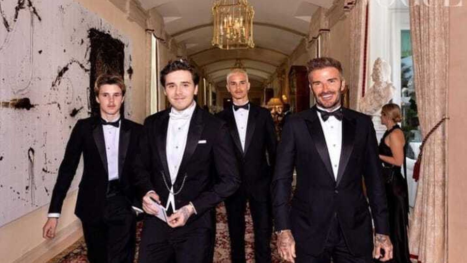 Los tres hermanos Beckham y su padre, David, en la boda de Brooklyn.