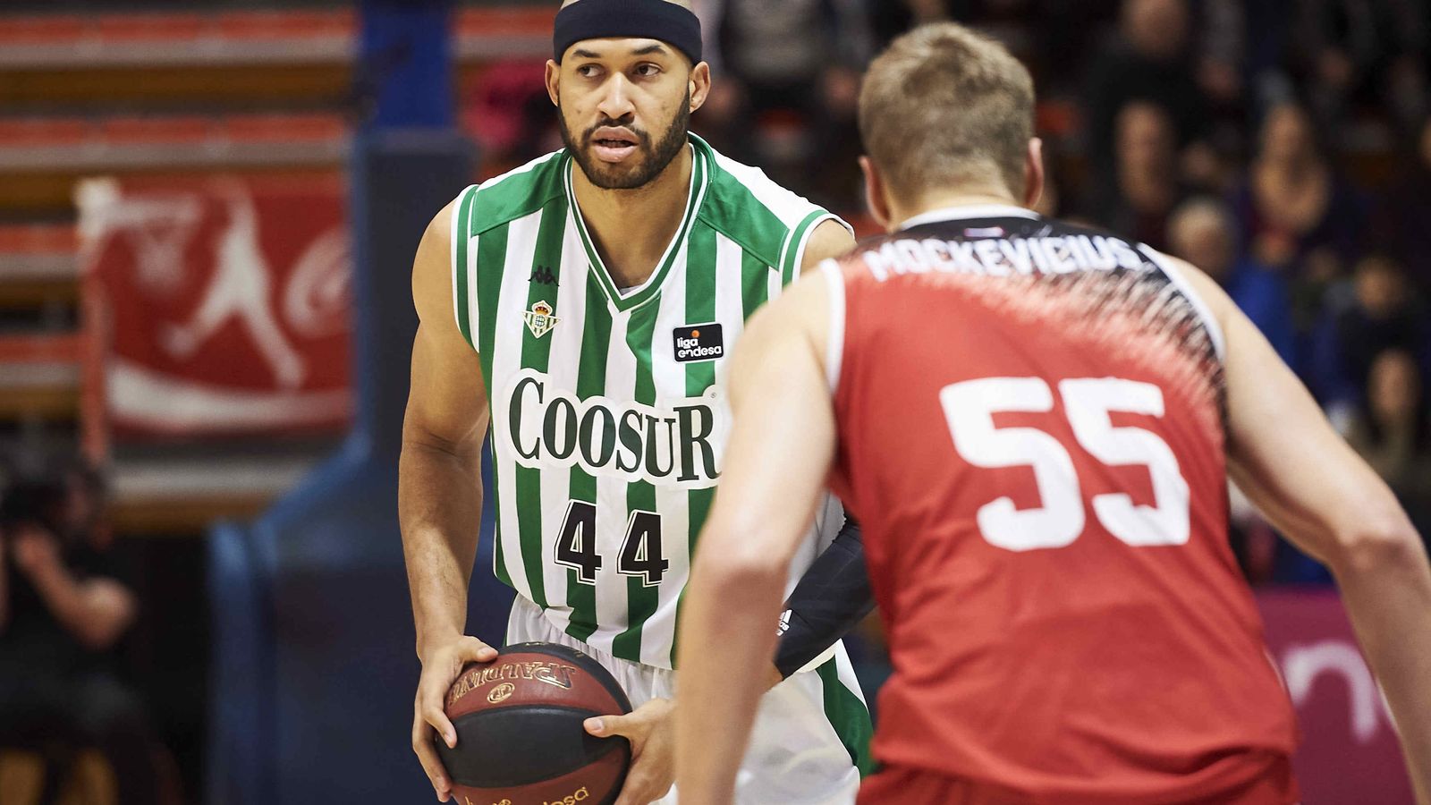 Jerome Jordan, la pasada campaña con el Betis ante Mockevicius, del Fuenlabrada.