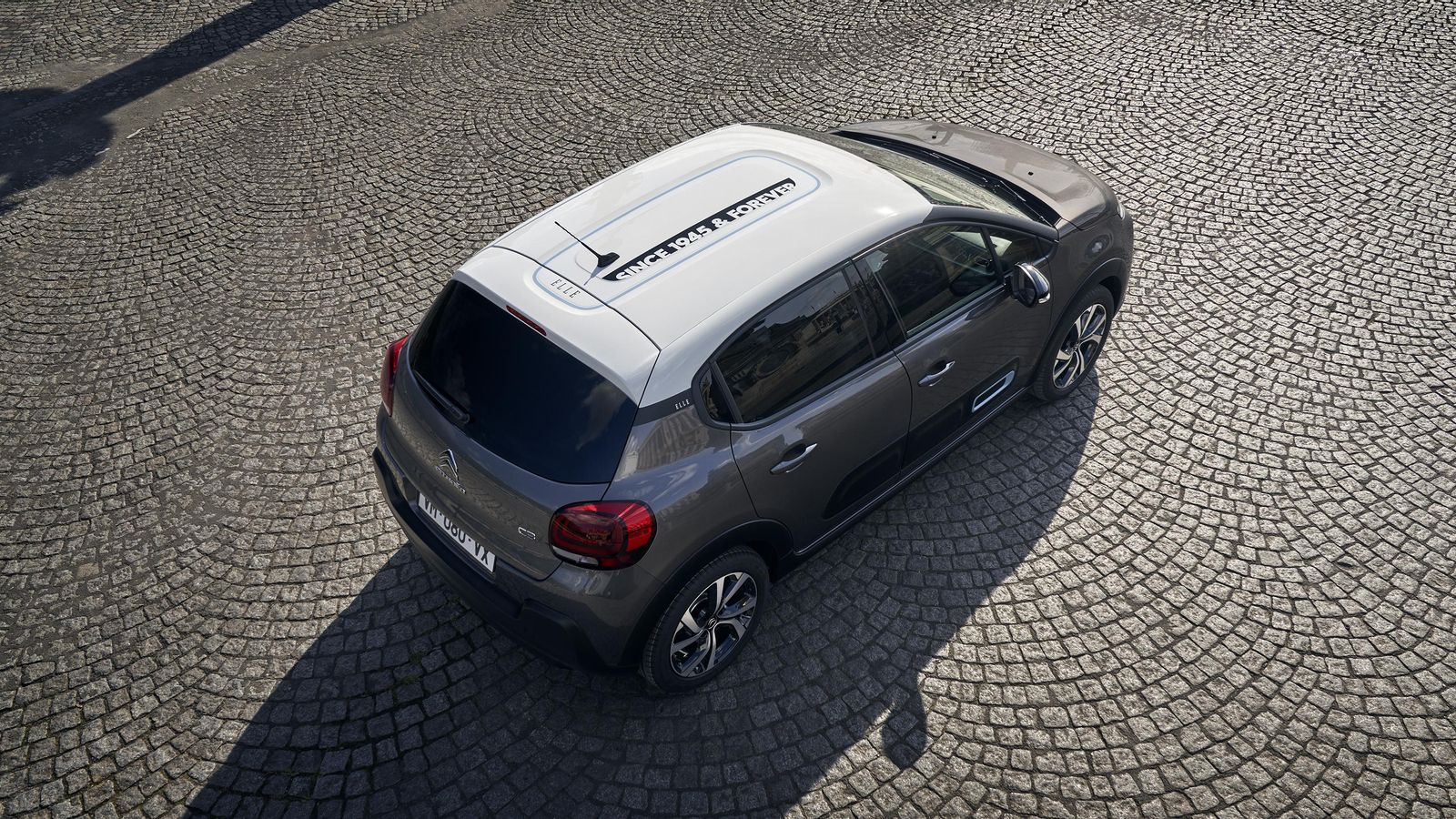 El lema "since 1945 & forever" es claramente visible en el techo de esta versión especial. Puede ser de color blanco o negro en combinación con cuatro para el resto de la carrocería.