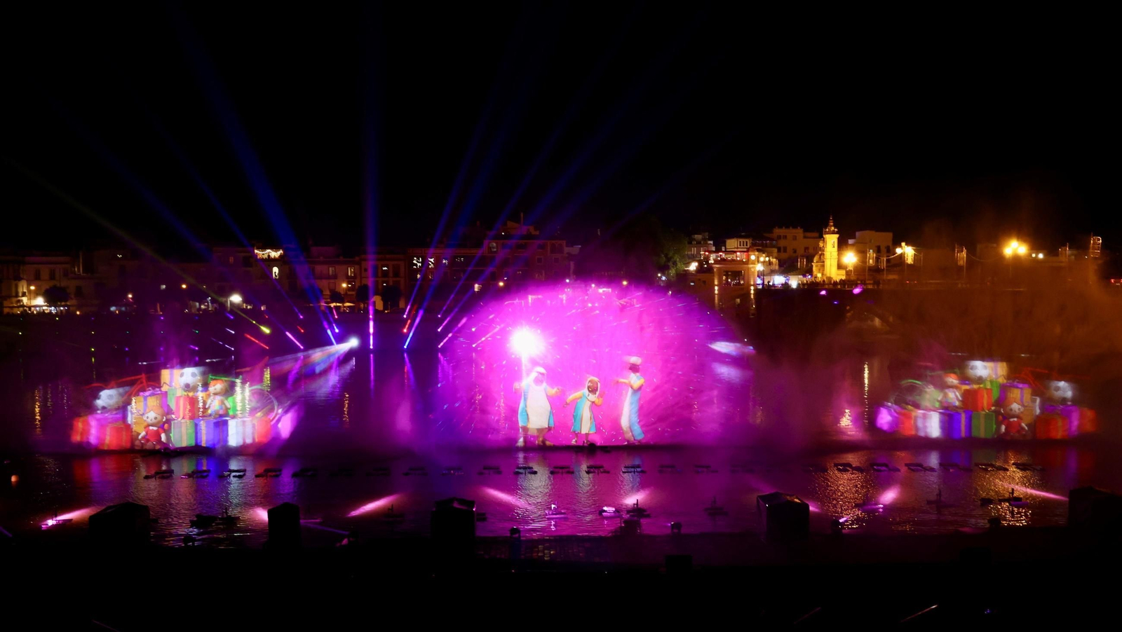 Así es la nueva edición de 'Navigalia': las fotos del espectáculo en el río