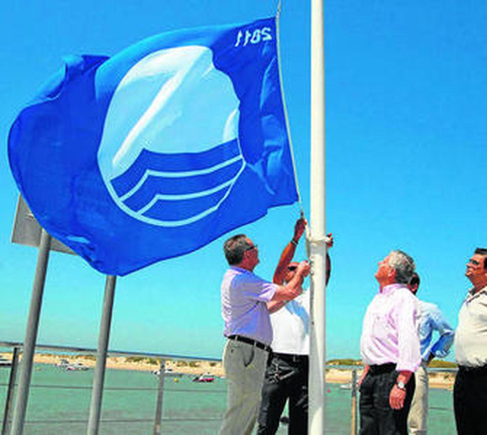 El delegado de Obras Públicas en el izado de la enseña en Sancti Petri.
