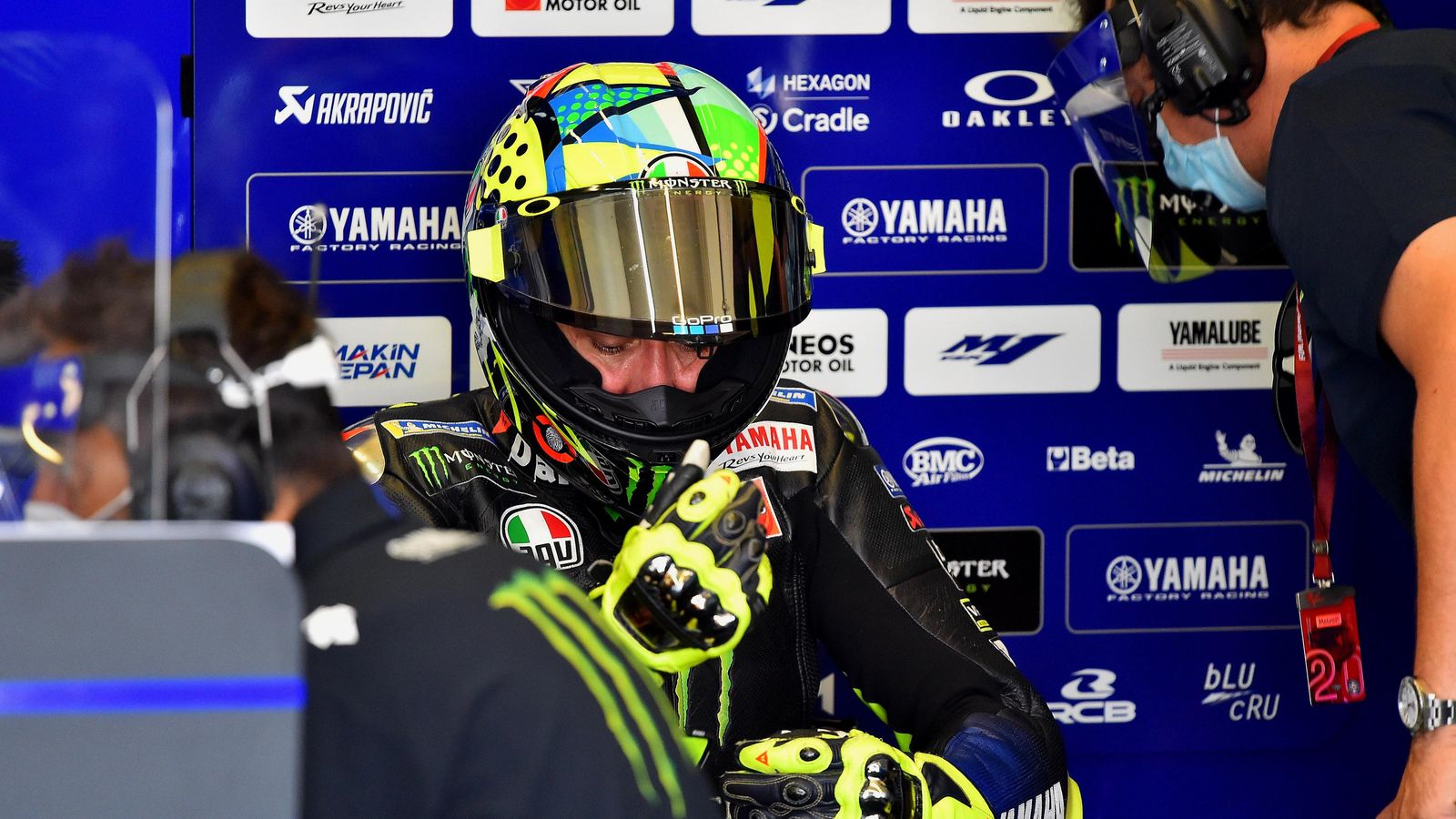 Valentino Rossi se ajusta los guantes antes de salir a la pista.