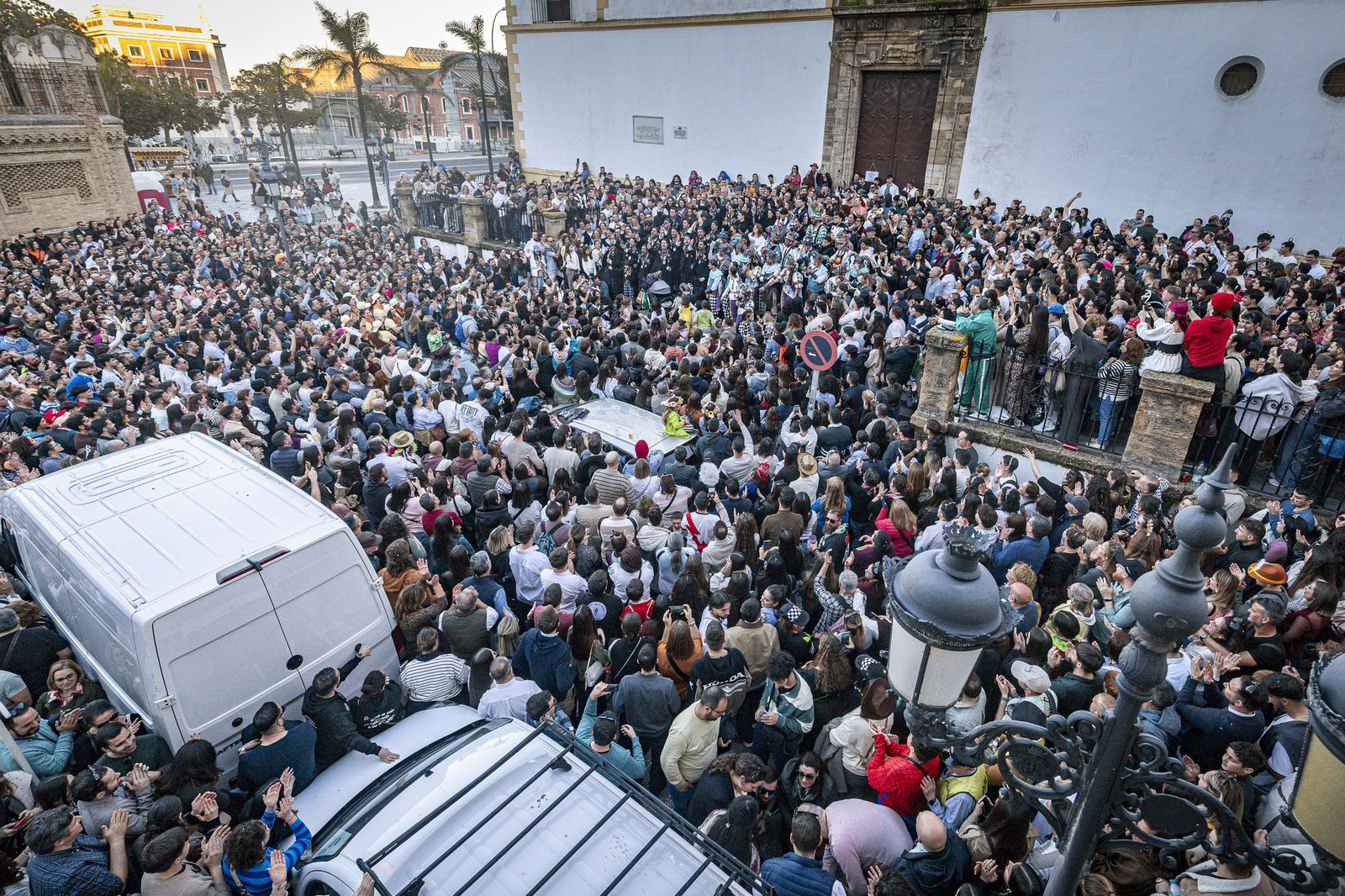 El multitudinario encuentro entre los dos primeros premios del Carnaval de Cádiz, en imágenes