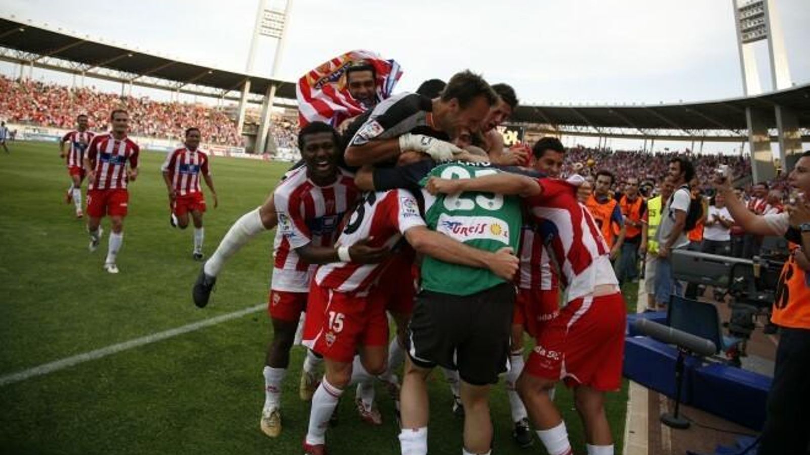 2007. De la mano de Unai Emery, el Almería sube a la máxima categoría de forma directa con 80 puntos.