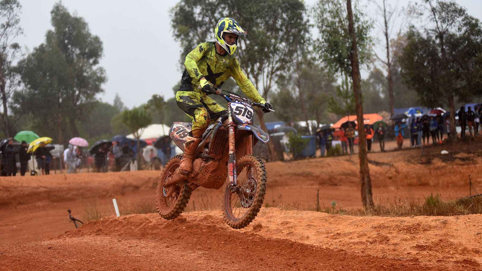 La lluvia fue coprotagonista junto con Aparicio en Valverde del Camino, descargando fuertemente en la segunda manga y poniendo el terreno muy complicado a los pilotos.